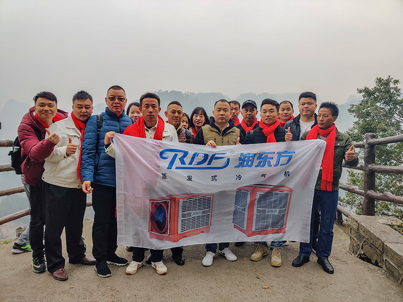 潤東方環(huán)?？照{(diào)團隊袁家界合影