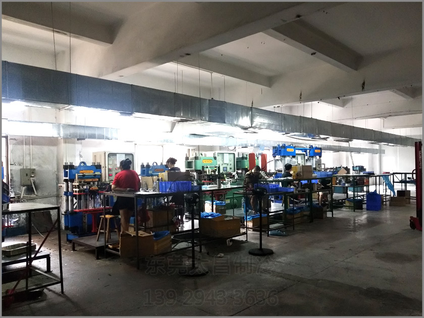 樟木頭吸盤廠車間降溫工程,環(huán)?？照{(diào),車間降溫,大型空調(diào),廠房降溫,潤東方環(huán)保空調(diào)